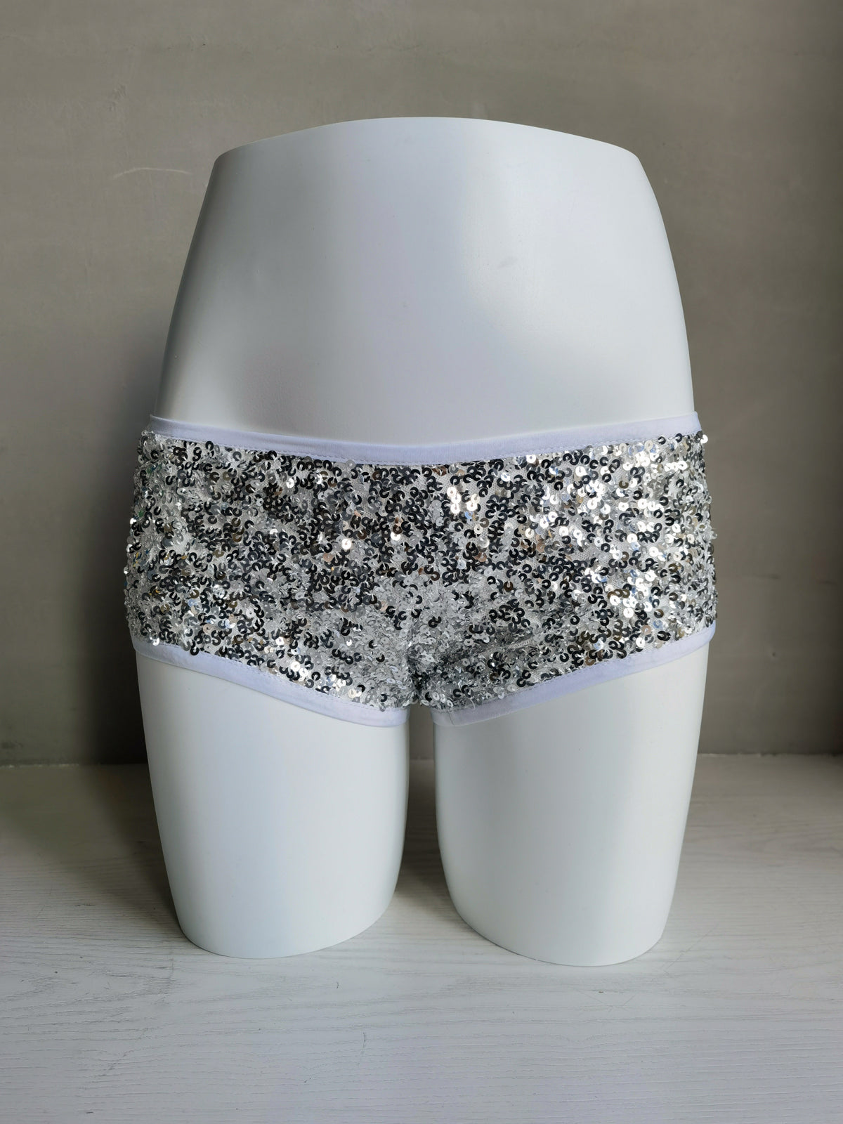 Low-rise stretchy semi-wrapped hipster heels dancing shorts, non-tacky popping glitter with sequins,  fashionable, versatile and sexy, can be worn outside